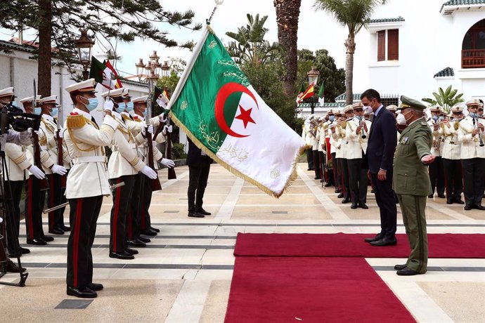 Archivo - El presidente del Gobierno, Pedro Sánchez, durante su visita a Argelia en octubre de 2020