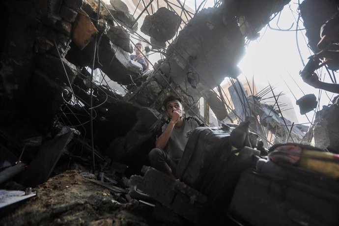 Búsqueda de víctimas tras un ataque sobre la ciudad gazatí de Jan Yunis