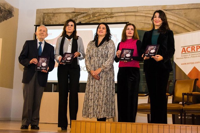 Archivo - La presidenta de la ACRP, Virginia Navarro (centro), entre Francisco Solano y Francisca Saravia (izda.), y Monte Mora y Mili Jiménez (dcha.), en la entrega de los Premios Hasday Ibn Shaprut la pasada edición.