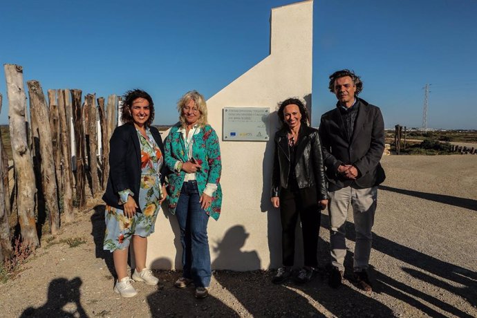 Archivo - La consejera de Fomento, Articulación del Territorio y Vivienda, Rocío Díaz, en el sendero ciclopeatonal del Eurovelo 8 entre San Fernando y Chiclana (Foto de archivo).