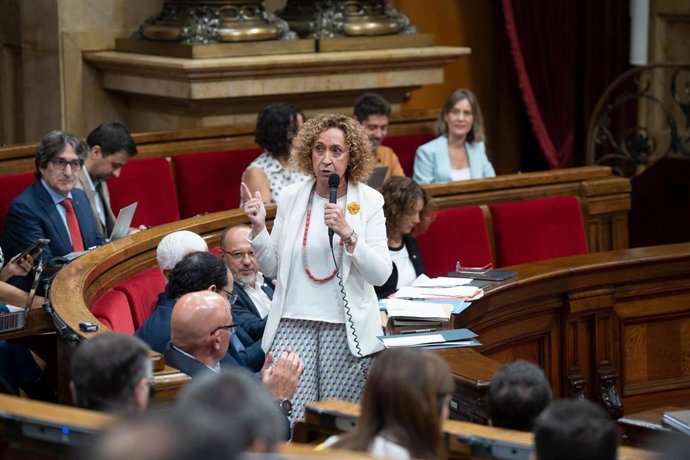 Archivo - La consellera de Territorio de la Generalitat, Ester Capella, interviene durante una sesión plenaria en el Parlament.