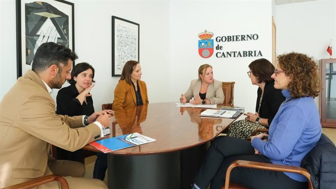 La consejera de Presidencia, Justicia, Seguridad y Simplificación Administrativa, Isabel Urrutia, se reúne con representantes del CERMI