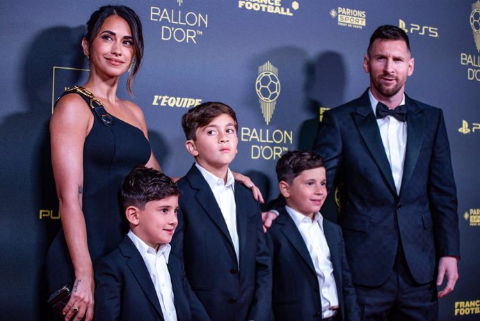 Lionel Messi with wife Antonela Roccuzzo and their kids during the red carpet ceremony of the Ballon d'Or (Golden Ball) France Football 2023 on October 30, 2023 at Theatre du Chatelet in Paris, France - Photo Antoine Massinon / A2M Sport Consulting / DP