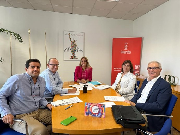 La concejala de Bienestar Social, Familia y Salud, Pilar Torres, se reúne con representantes de la Sociedad Pedriática del Sureste