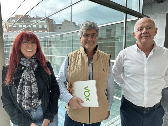 José María García Elorz, nuevo presidente de VOX en Navarra (centro) junto con los parlamentarios Maite Nosti y Emilio Jiménez.