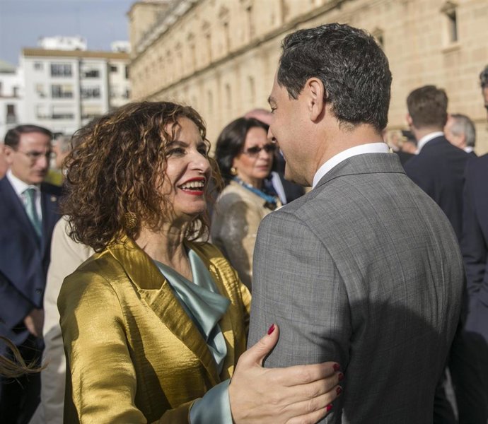 Archivo - La ministra de Hacienda, María Jesús Montero, saluda al presidente de la Junta de Andalucía, Juanma Moreno, en una imagen del Día de Andalucía de 2020.