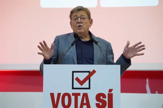 El secretario general del PSPV-PSOE, Ximo Puig, interviene durante el acto 'Vota Sí. Por un Gobierno Progresista y una España Plural', en la sede de UGT en Valncia