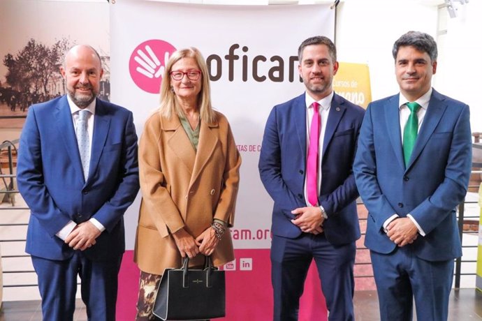 El director gerente del SESCAM, Alberto Jara Sánchez, durante la inauguración de las VIII Jornadas Castellano-Manchegas de Fisioterapia