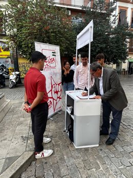 Archivo - El secretario general del PSOE de Granada, José Entrena, firma por la activación del Bono de Alquiler Joven. (Foto de archivo).