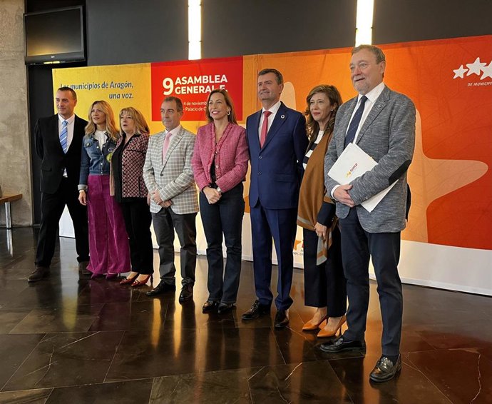 La alcaldesa de Zaragoza, Natalia Chueca, en el centro, junto a Carmelo Pérez, a su dercha.