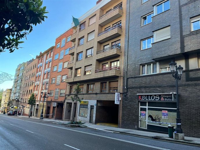 Acera afectada por la caída de una terraza en la calle Fuertes Acevedo de Oviedo.