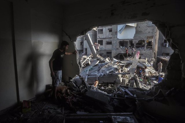 Edificio parcialmente destruido por un ataque en Jan Yunis, en la Franja de Gaza