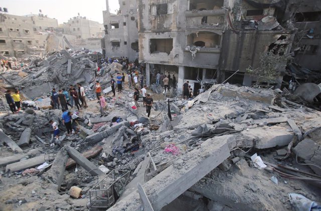 November 1, 2023, Jabalia Camp, Gaza Strip, Palestinian Territory: Palestinians conduct a search and rescue operation after the second bombardment of the Israeli army in the last 24 hours at Jabalia refugee camp in Gaza City, Gaza on November 01, 2023. Do