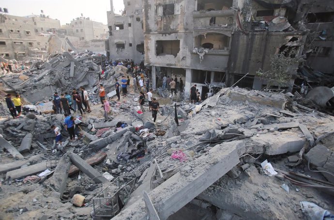 November 1, 2023, Jabalia Camp, Gaza Strip, Palestinian Territory: Palestinians conduct a search and rescue operation after the second bombardment of the Israeli army in the last 24 hours at Jabalia refugee camp in Gaza City, Gaza on November 01, 2023. 
