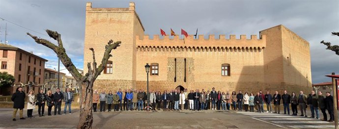 Javier Esparza junto a cargos municipales de UPN en el Castillo de Marcilla, donde se ha celebradio el Foro Municipal del partido.