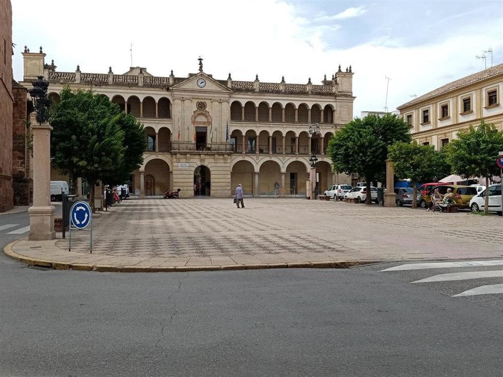 Archivo - Ayuntamiento de Andújar y plaza de España.