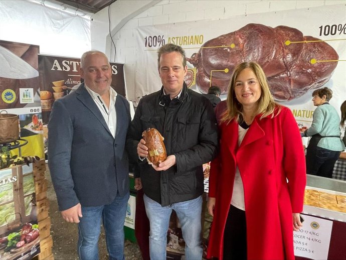 El presidente IGP Chosco de Tineo, Agustín Menéndez; el consejero de Medio Rural y Política Agraria, Marcelino Marcos, y la directora general de Agricultura, Agroindustria y Desarrollo Rural, Begoña López.