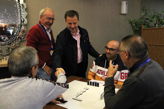 El alcalde de Albacete, Manuel Serrano durante la inauguración del I Open 'Ciudad de Albacete' de dominó por parejas.