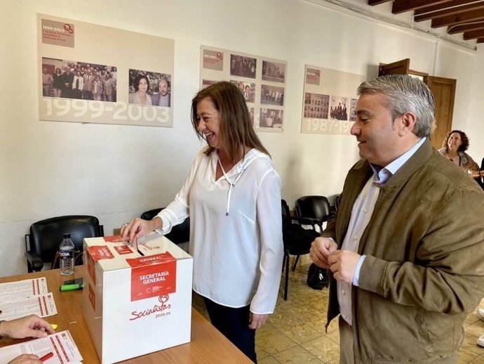 La secretaria general del PSIB-PSOE y presidenta del Congreso, Francina Armengo, vota en Inca la consulta a la militancia sobre el Gobierno de coalición