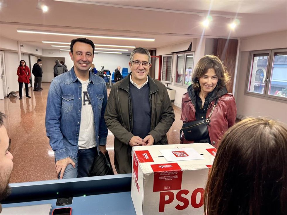 Patxi López , Mikel Torres, y Begoña Gil