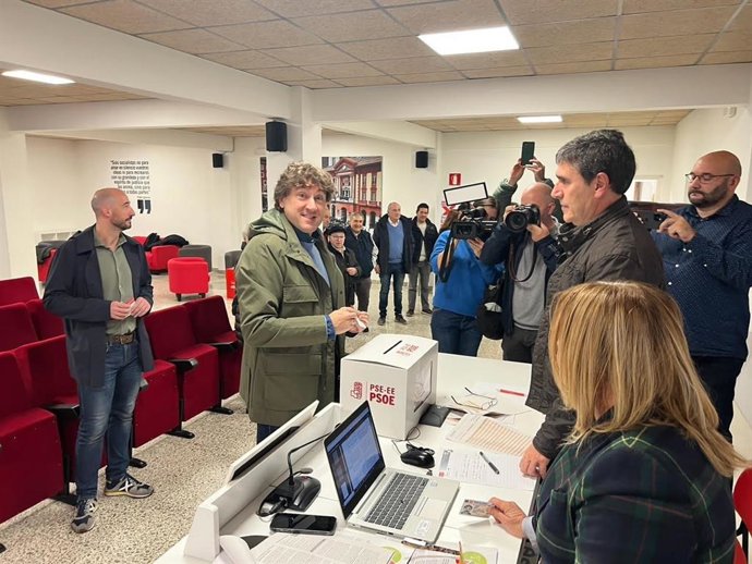 El secretario general del PSE-EE, Eneko Andueza, vota en la consulta a la militancia en Eibar
