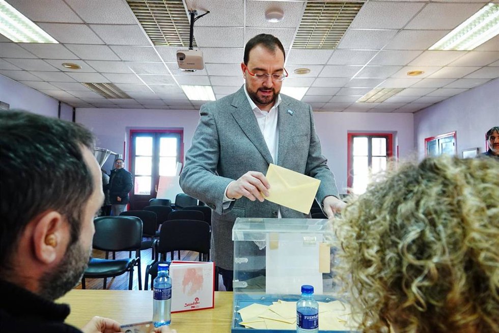 El secretario general de la FSA-PSOE y presidente del Principado, Adrián Barbón, vota en la consulta a la militancia sobre el acuerdo de gobierno de PSOE y Sumar.