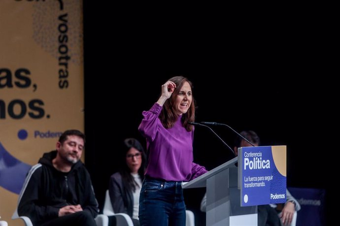 La secretaria general de Podemos y ministra de Derechos Sociales y Agenda 2030, Ione Belarra, interviene durante una Conferencia Política del partido, en el Círculo de Bellas Artes, a 4 de noviembre de 2023, en Madrid (España).