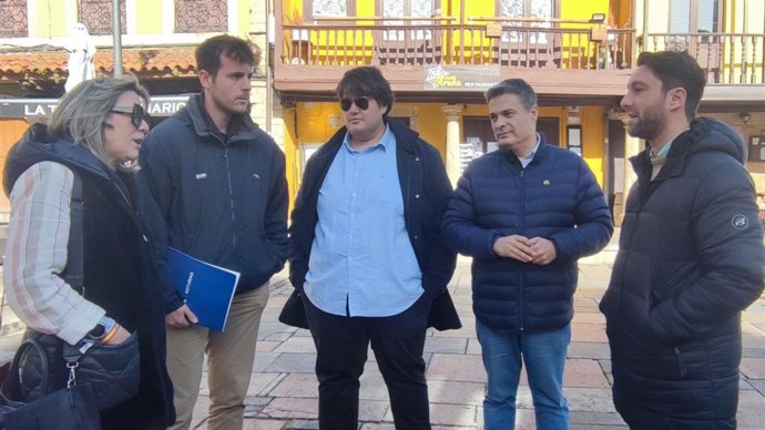 Reunión del diputado del PP en la Junta General Andrés Ruiz junto a la diputada nacional y portavoz municipal Esther Llamazares, diputados regionales y jóvenes de Nuevas Generaciones.