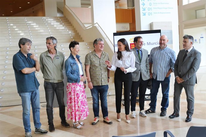 Imagen de la presentación de la convocatoria del plan 'MURmurarte' por parte de la consejera de Turismo, Cultura, Juventud y Deporte, Carmen Conesa, con los representantes de la mesa de las Artes Escénicas.