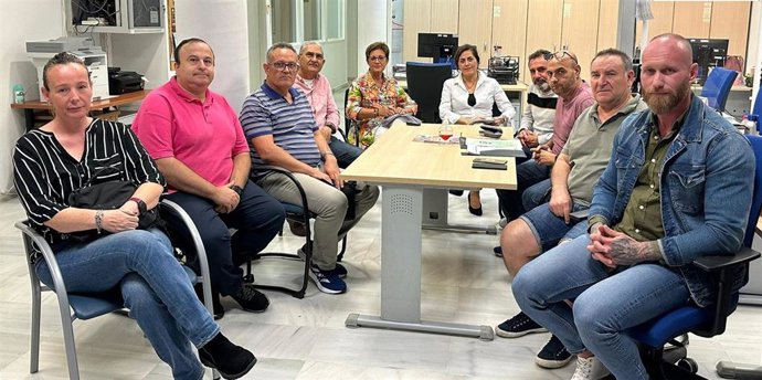 La portavoz del PSOE en el Ayuntamiento de Almería, Adriana Valverde, junto con la concejala socialista Carmen Aguilar, en una reunión mantenida recientemente con miembros del comité de empresa de Surbús