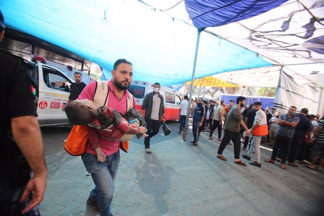 Un niño herido trasladado por personal sanitario en el Hospital de Al Shifa, en la Franja de Gaza