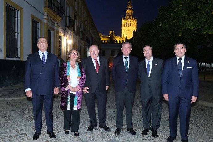 El alcalde de Sevilla, José Luis Sanz, y el presidente del Parlamento de Andalucía, Jesús Aguirre, acompañados de los representantes de los dentistas en el acto celebrado en el Real Alcázar de Sevilla.