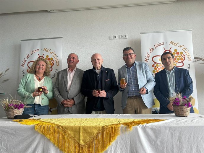 El conseller Joan Simonet y el director general Joan Llabrés, junto con el presidente de la Asociación de Apicultores de Ibiza, Vicente Marí; el catador mayor Abel Matutes y la directora insular de Bienestar Social, Marilina Bonet.