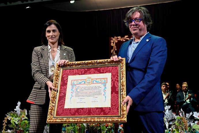 Acto de entrega de la Medalla de Oro de Santander a Cruz Roja. En la foto la alcaldesa, Gema Igual, y el presidente de la institución, Javier Fernández Dosantos