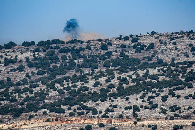 Impacto de un proyectil israelí en suelo libanés