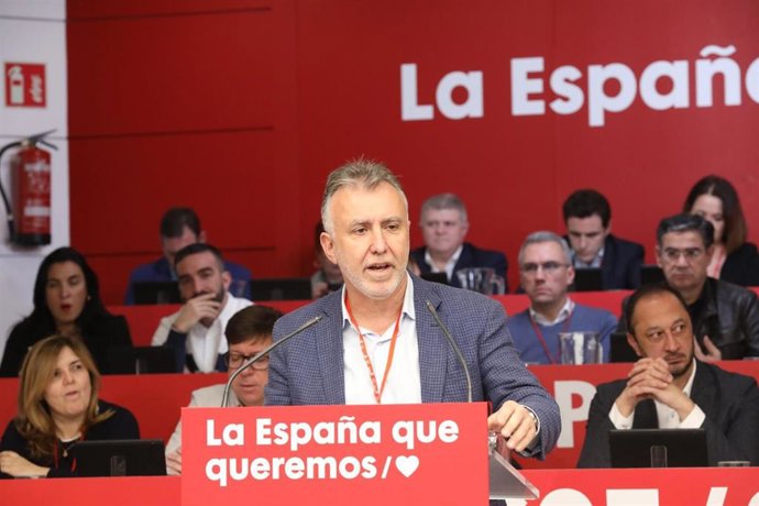 Archivo - El secretario general del PSOE Canarias, Ángel Víctor Torres