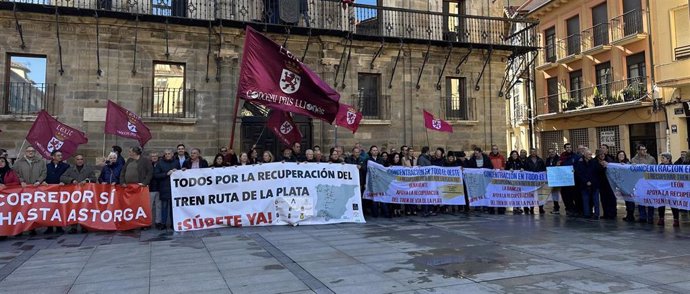 Imágenes De La Concentración De Este Sábado En Astorga (León) En Defensa De La Apertura De La Línea De Ferrocarril Ruta De La Plata