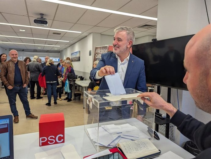 L'alcalde de Barcelona, Jaume Collboni (PSC), vota en la consulta del PSC a la militància sobre l'acord amb Sumar