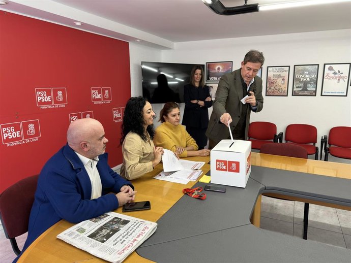 El candidato del PSdeG-PSOE a la Xunta, José Ramón Gómez Besteiro, vota en la consulta a la militancia para reeditar un Gobierno de Pedro Sánchez.