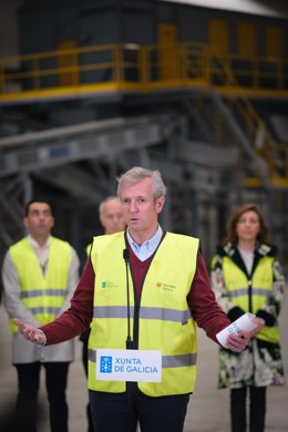 El presidente de la Xunta, Alfonso Rueda, en una visita a la planta de Sogama en Vilanova de Arousa (Pontevedra).