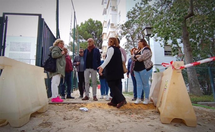 Antonio Muñoz (PSOE) se ha reunido con vecinos de la calle Carmen Vendrell, en el barrio de Su Eminencia.