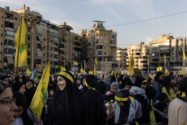 Simpatizantes de Hesbolá durante un discurso del líder del grupo, Hasán Nasralá, en Beirut