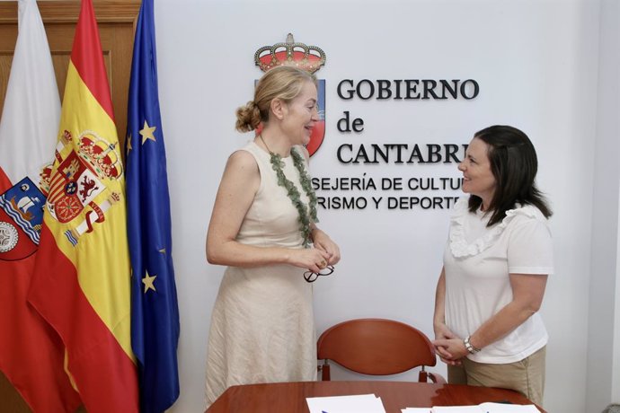 La consejera de Cultura, Turismo y Deporte, Eva Guillermina Fernández (izda), con la alcaldesa de Corvera de Toranzo, Mónica Quevedo