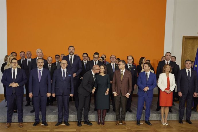  Annalena Baerbock, ministra de Exteriores de Alemania, recibe un beso de su homólogo croata,  Gordan Grlic Radman