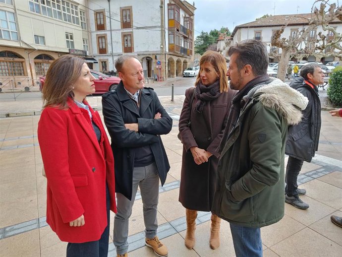 El secretario general del PSOE de Castilla y León, Luis Tudanca, durante su visita a la localidad burgalesa de Espinosa de los Monteros