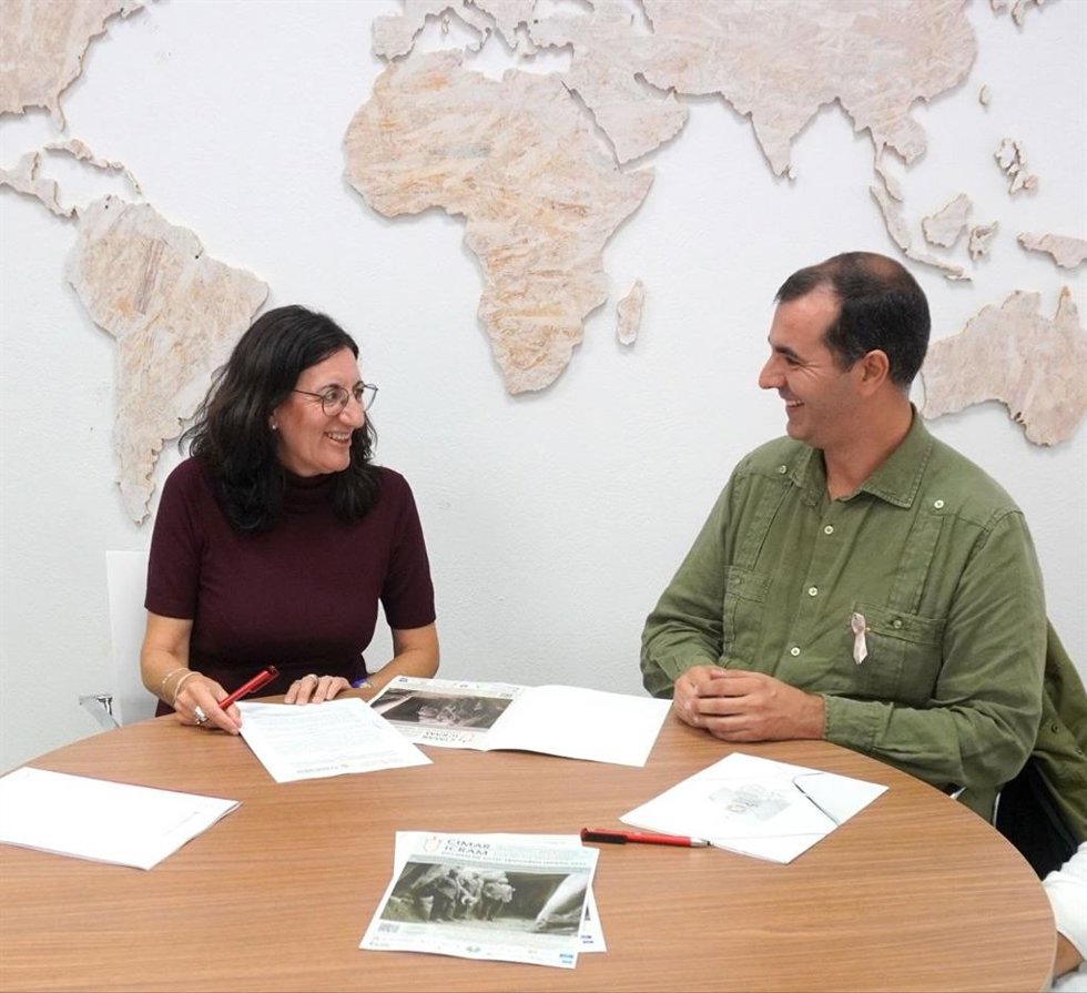 La rectora de la Universidad de Huelva, María Antonia Peña, y el alcalde de Trigueros, Vidal Blanco