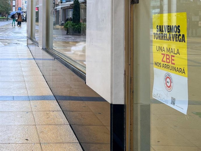 Carteles repartidos por la Plataforma Salvar Torrelavega contra la propuesta de ZBE del Ayuntamiento