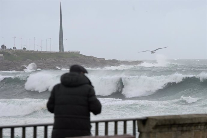 Una persona observa el oleaje, a 2 de noviembre de 2023, en A Coruña, Galicia (España). La borrasca 'Ciarán' está provocando a su paso por Galicia un reguero de incidencias, más de 500 gestionadas desde la central del 112, a causa de la climatología adver