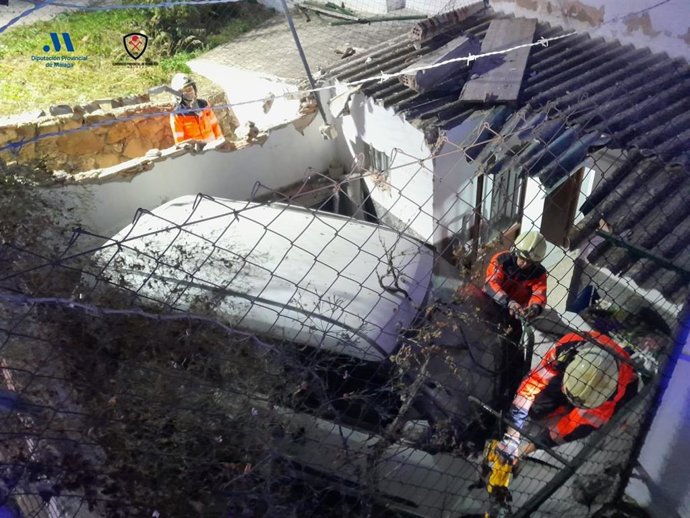 Efectivos de los bomberos del CPB en una intervención tras un accidente un accidente en Casarabonela