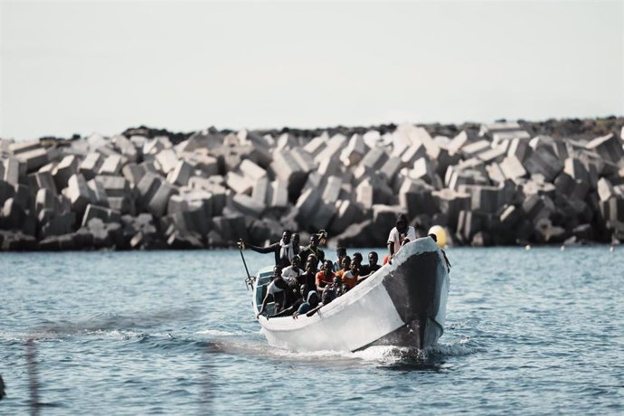 Decenas de migrantes a su llegada al puerto de La Restinga, a 31 de octubre de 2023, en El Hierro, Santa Cruz de Tenerife, Tenerife, Canarias (España). 